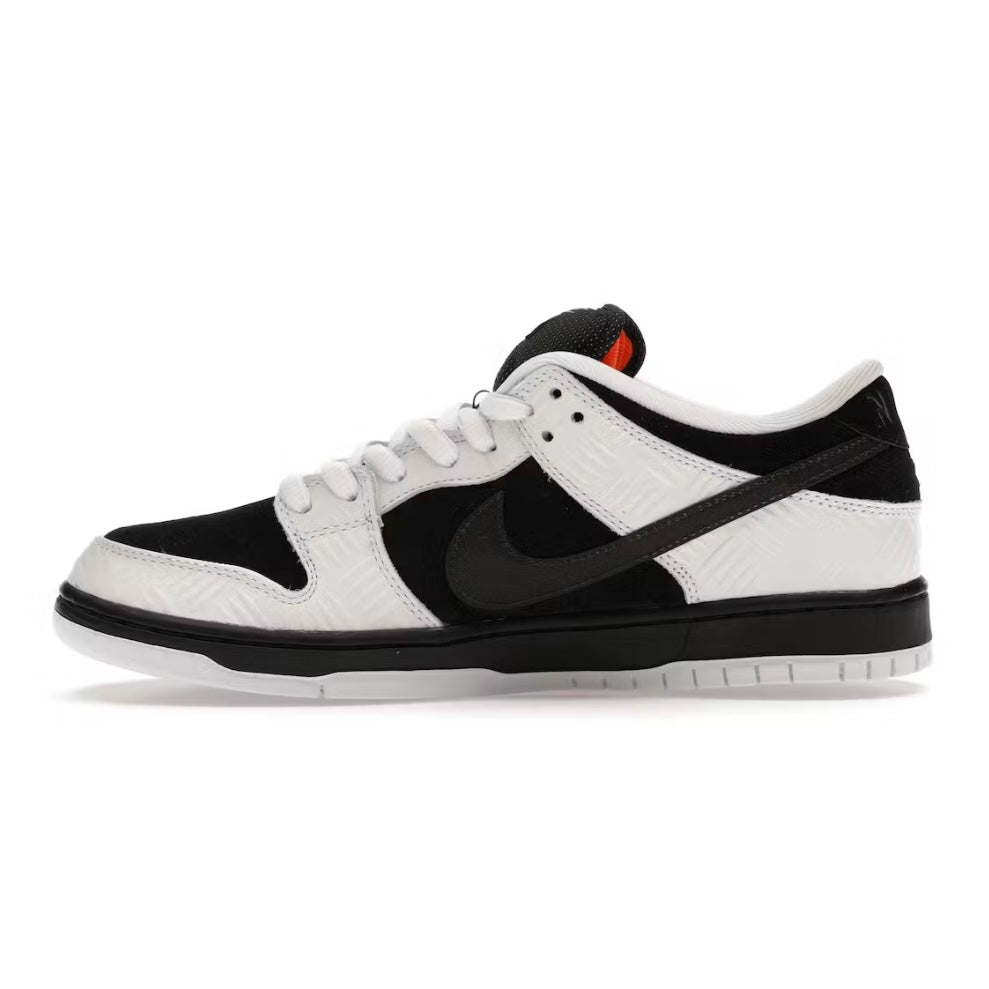 Tightbooth Nike SB Dunk low (Size 9)