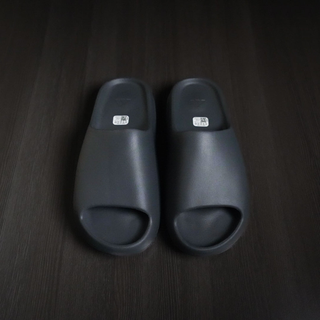 Slate Grey Yeezy Slides (Size 13)