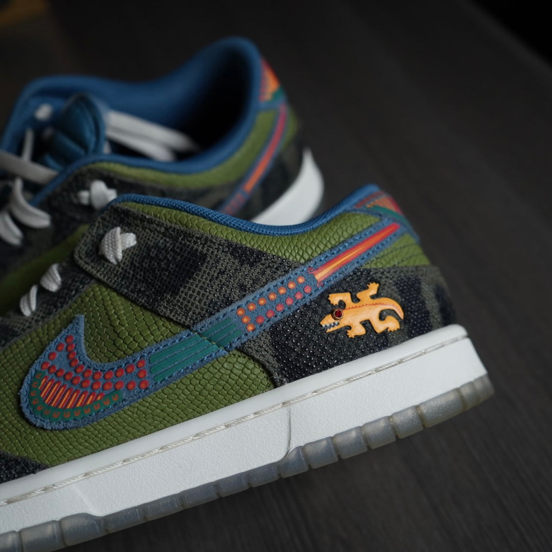 Siempre Familia Nike Dunk low (Size 10)